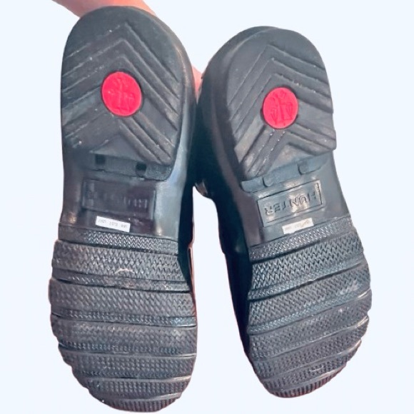 Hunter- Women's Original Tall Gloss
Rain Boots. Black Size: 6 - Picture 7 of 11